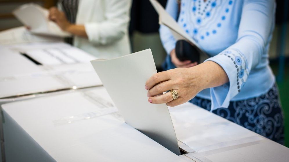 Franţa, aproape închisă de coronavirus, votează în alegerile municipale
