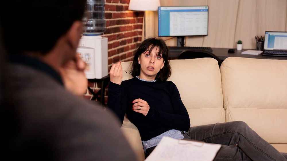 Studiu Regina Maria: Românii nu merg la psiholog, deși au nevoie de ajutor. Terapeut: „Psihoterapia nu este un moft, ci o necesitate”