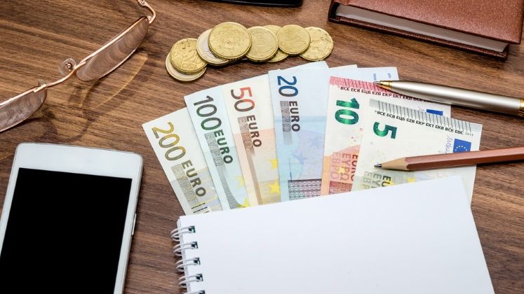 ALDE vrea sa interzica operatorilor de telefonie mobila sa afiseze preturile in euro