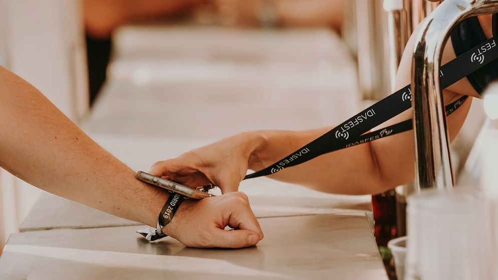 Plata cu brățara și alte dispozitive wearables