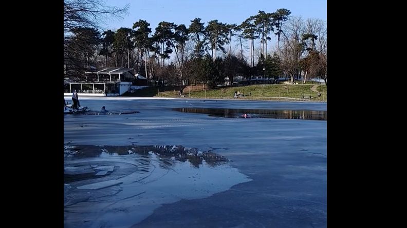 VIDEO Un nepalez a salvat un copil de 5 ani dintr-un lac înghețat din Craiova