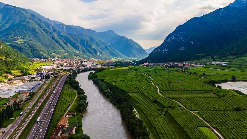 O regiune muntoasă din Italia îți dă 100.000 de euro dacă te muți acolo. Care sunt totuși condițiile
