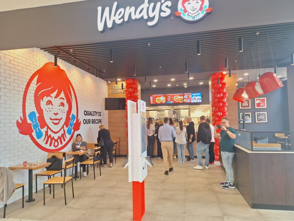 Galerie FOTO S-a deschis primul Wendy's din București: clienții s-au pus la coadă cu o oră înai - Imagine 6