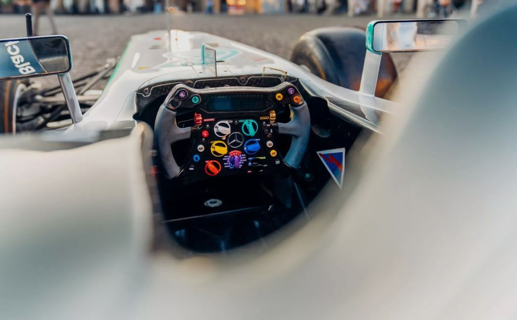GALERIE FOTO | Mașina de F1 a lui Hamilton care s-a vândut pe o sumă record - Imagine 4