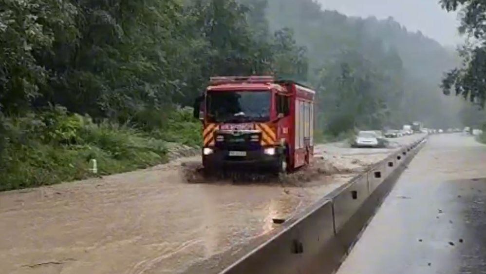 Circulație blocată pe DN1, în apropiere de Comarnic. Pompierii intervin pentru eliberarea drumului