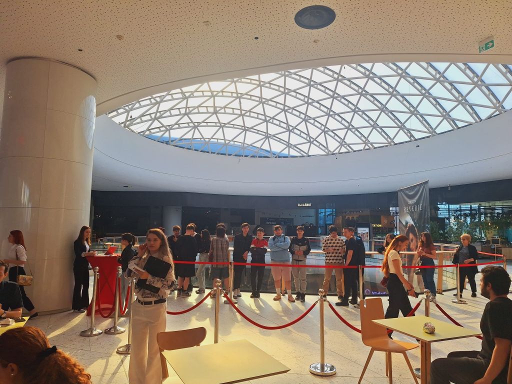 Galerie FOTO S-a deschis primul Wendy's din București: clienții s-au pus la coadă cu o oră înai - Imagine 7