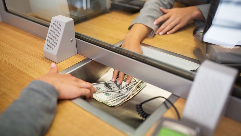 Dobanzile la conturile de economii: comisioanele (inca) mari de administrare, impozitul catre stat si inflatia in crestere lasa clientii cu un minus considerabil la final de an