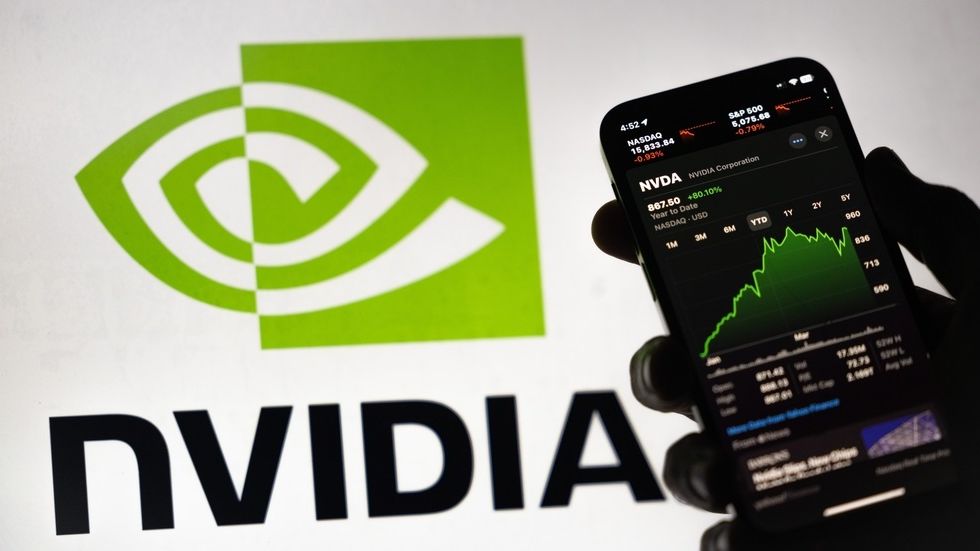 Nvidia se prăbușește pe bursă din cauza fenomenului DeepSeek. Este modelul chinezesc pe măsura celui dezvoltat de OpenAI?