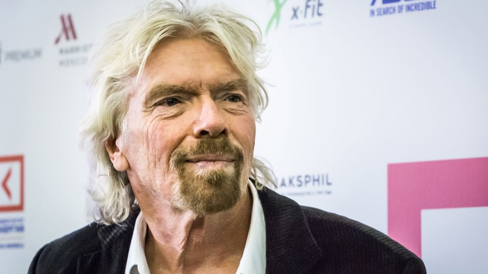 Richard Branson a facut primii pasi in antreprenoriat la doar 16 ani cu mai putin de 2.000 de dolari. Lipsa de bani nu l-a impiedicat sa construiasca imperiul Virgin