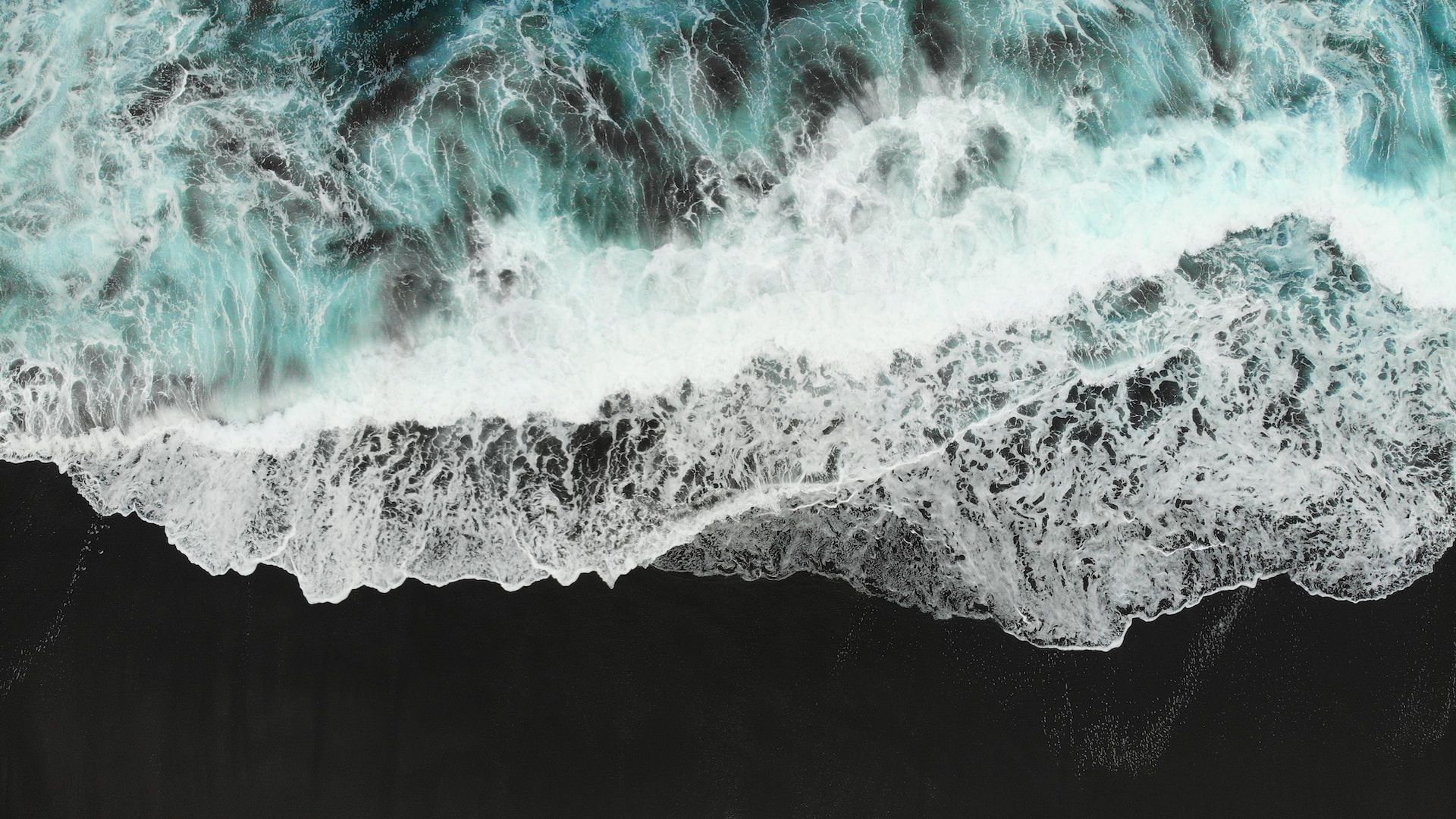 [GALERIE FOTO] Cele mai frumoase plaje cu nisip negru din Europa