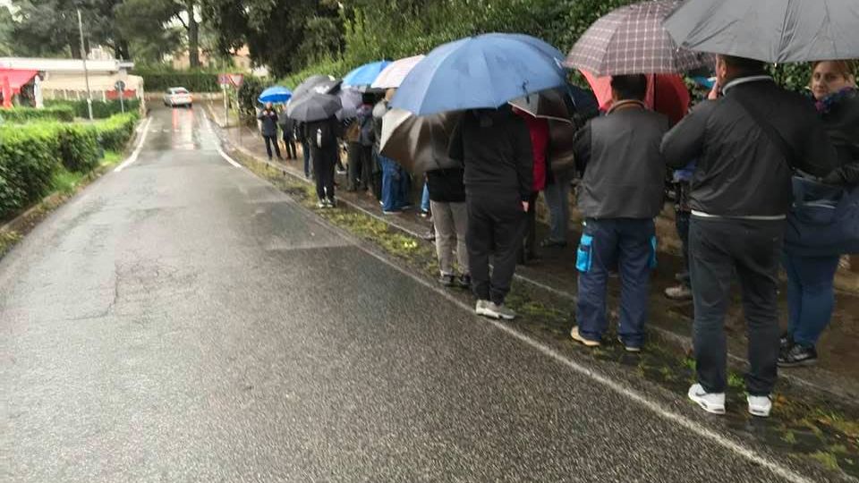 Romanii din diaspora se inghesuie sa voteze inca din prima zi. Cozi la sectiile din Berlin si Roma