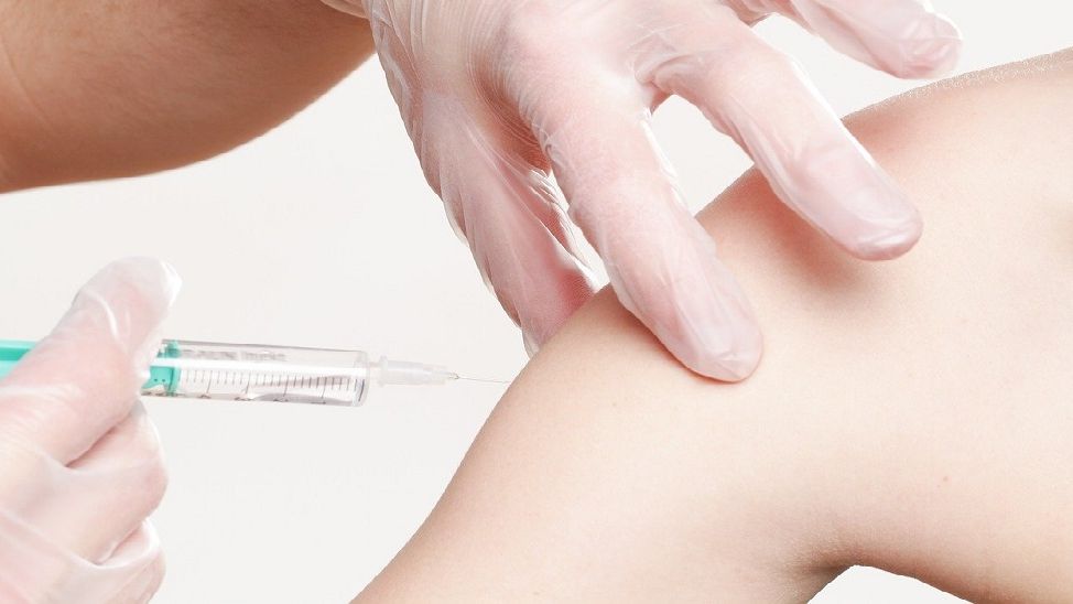 Marea Britanie a aprobat vaccinul Pfizer/BioNTech. Vaccinarea ar putea începe în câteva zile