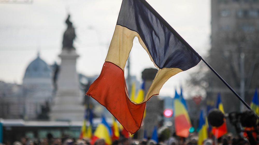 „Pângărirea” tricolorului va fi pedepsită prin lege: amenzi de 20.000 de lei