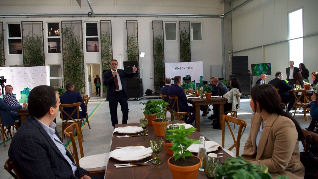 Envipco, o companie globală care produce sisteme de colectare a ambalajelor de băuturi, își lansează prima fabrică din România