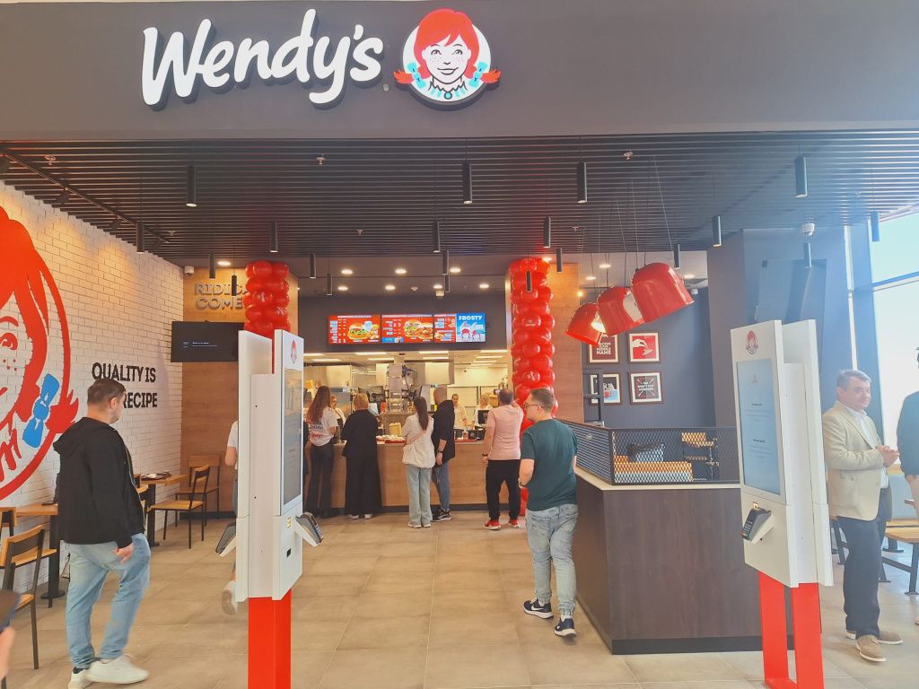 Galerie FOTO S-a deschis primul Wendy's din București: clienții s-au pus la coadă cu o oră înai - Imagine 4