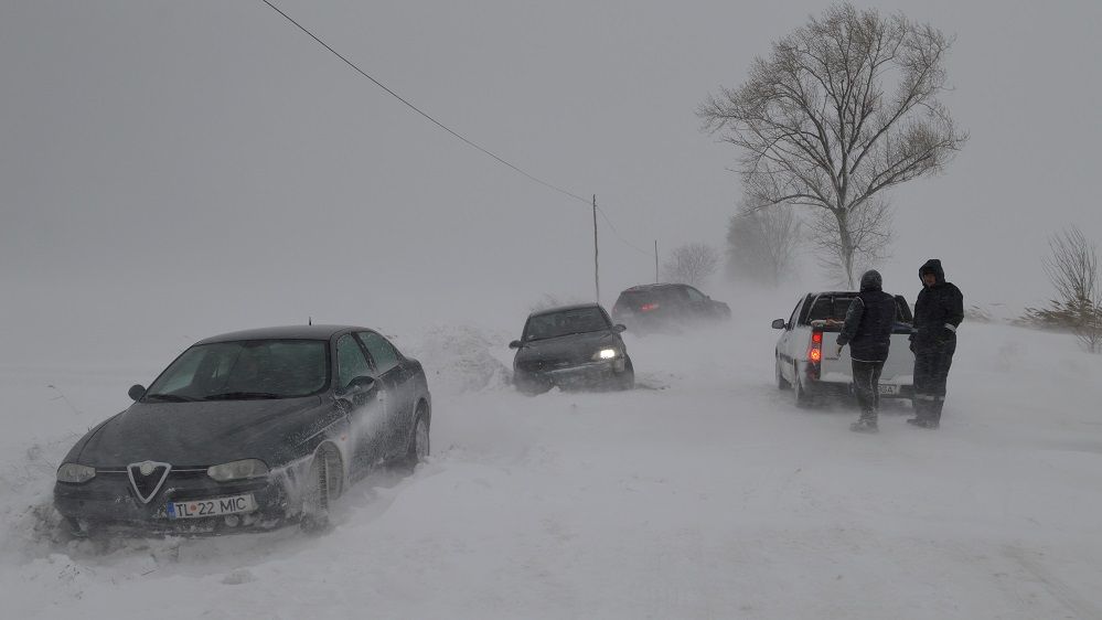 Tulcea închide traficul rutier din cauza zăpezilor