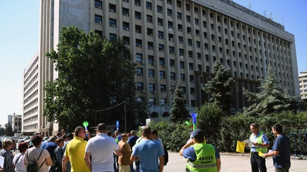 Sindicaliştii din transportul feroviar protestează în faţa Ministerului Transporturilor