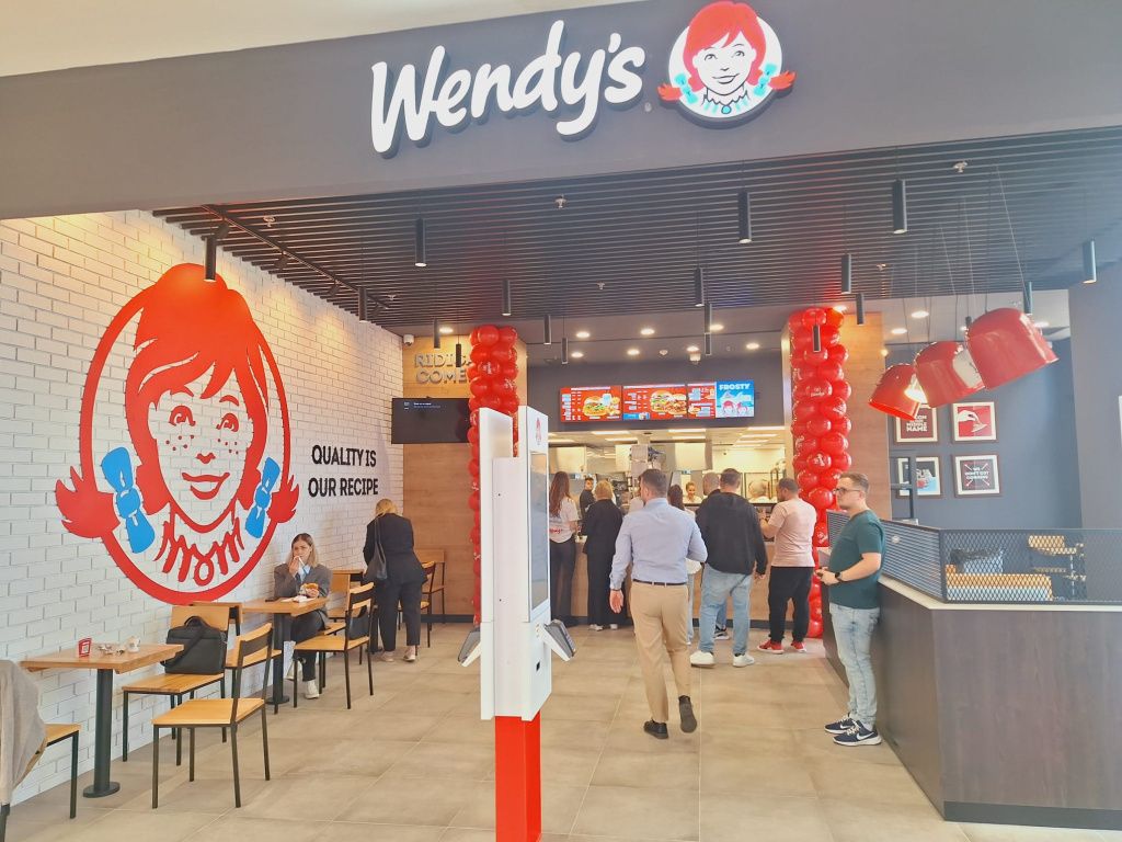 Galerie FOTO S-a deschis primul Wendy's din București: clienții s-au pus la coadă cu o oră înai - Imagine 3