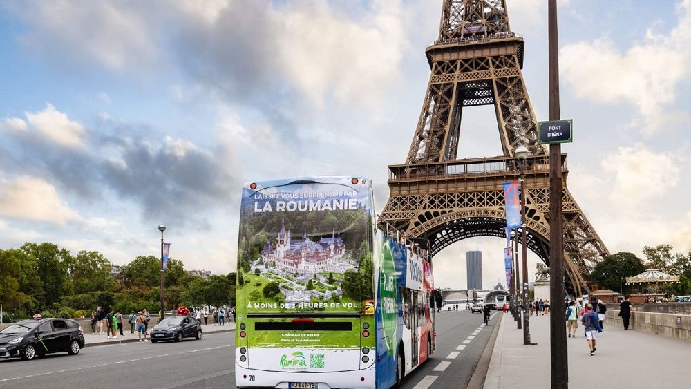 Cum vrea Guvernul să atragă turiști francezi: „Lăsaţi-vă surprinşi de România!”, mesajul care se vede pe autobuzele din Paris