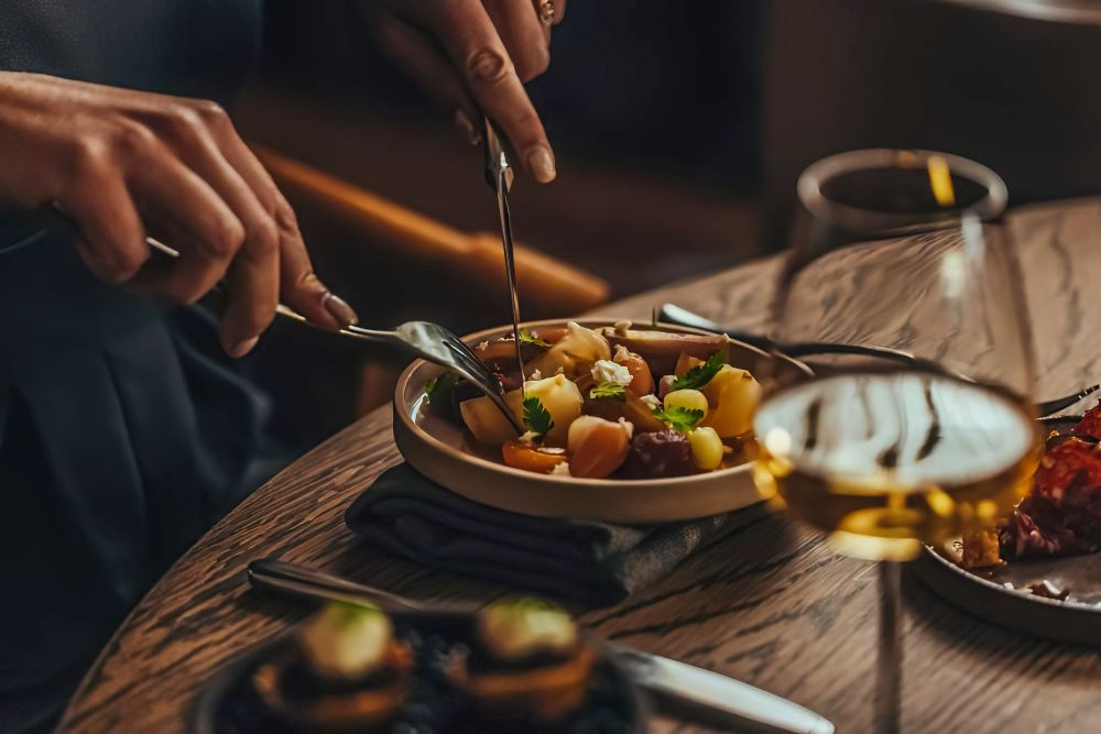 Nu mai trebuie să pleci în Italia pentru o experiență Michelin. Un chef cu două stele gătește la București pentru 120 de euro