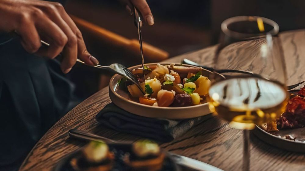 Nu mai trebuie să pleci în Italia pentru o experiență Michelin. Un chef cu două stele gătește la București pentru 120 de euro