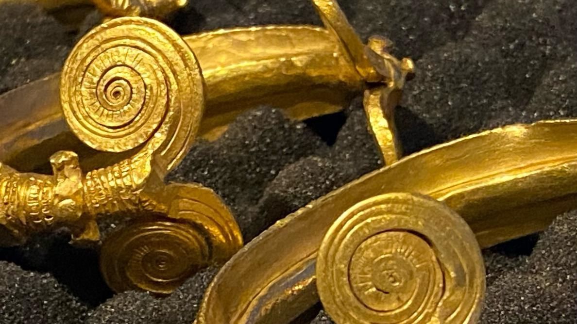 Trei brățări preistorice de aur dezgropate în România au fost confiscate de la o licitație din Monte Carlo și au revenit în țară