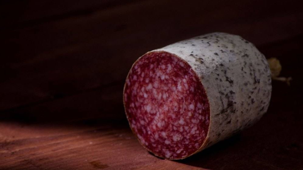 România, blocată la export de pesta porcină. Micii și salamul de Sibiu nu pot trece granița către Marea Britanie și SUA