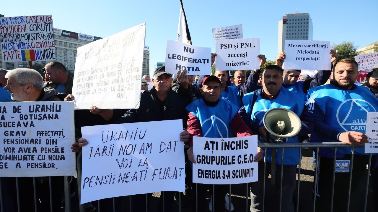 Minerii și angajații din energie, proteste în Piața Victoriei. Minerii cer demisia lui Ilie Bolojan