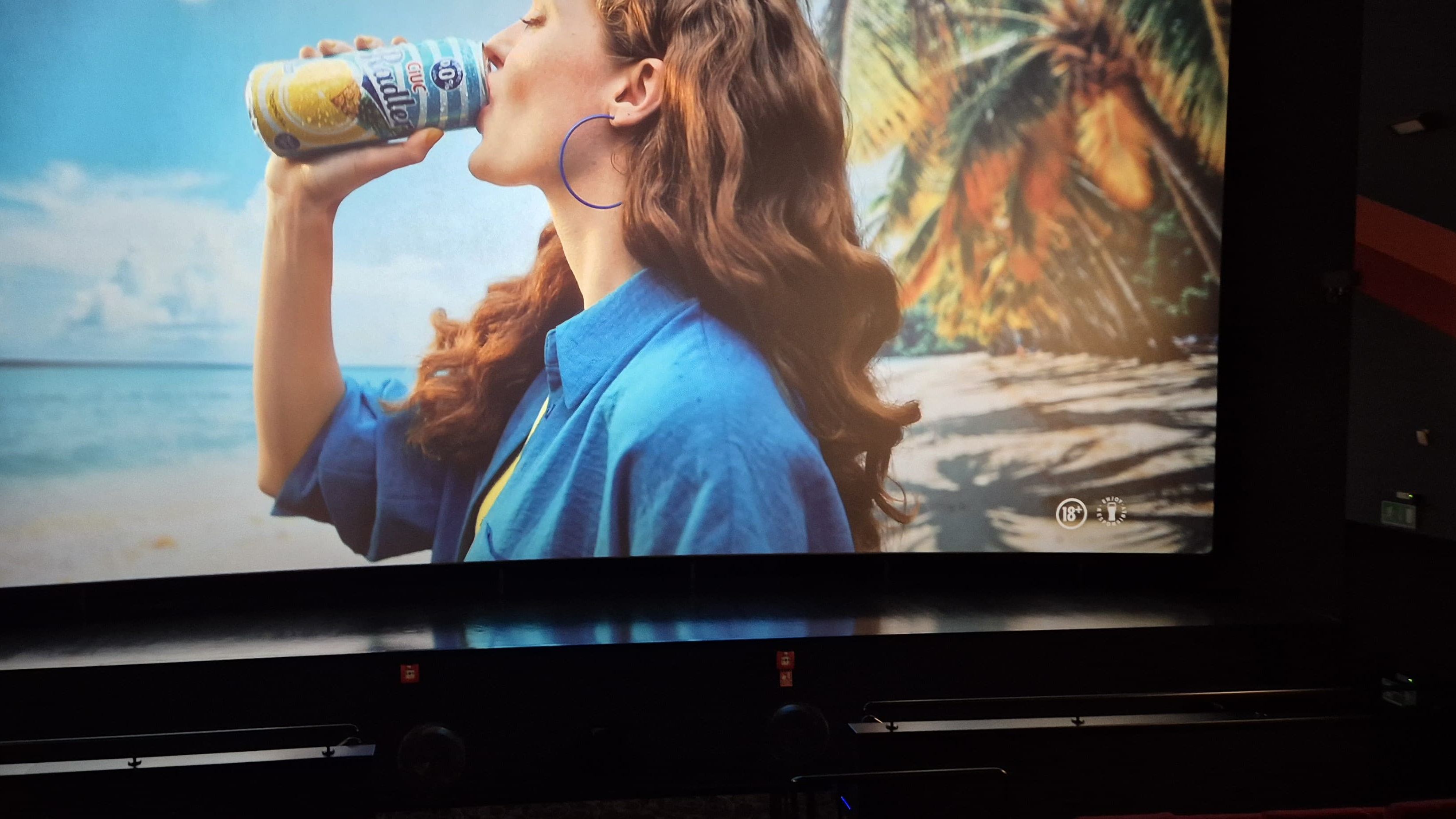 Campanie de marketing: Miros de bere tropicală în cinematografele românești