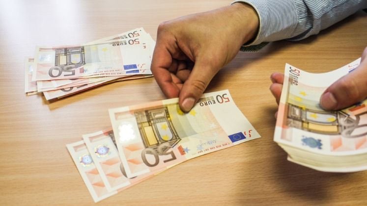 Program de guvernare: Salariul minim va depasi 300 de euro in 2020; se introduce salariul minim pentru studii superioare