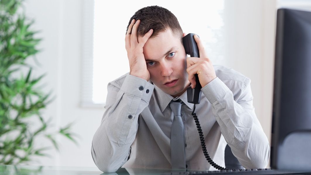 Angajatii din institutiile romanesti le inchid telefonul investitorilor straini cand ii aud vorbind engleza