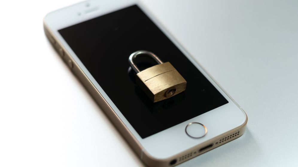 Marea Britanie interzice vânzarea telefoanelor mobile blocate într-o anumită rețea