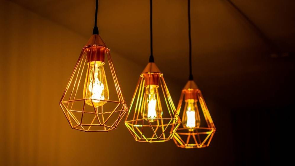 AEI: Cu cât vor crește prețurile la gaze și energie electrică de la 1 aprilie. Scenariile posibile