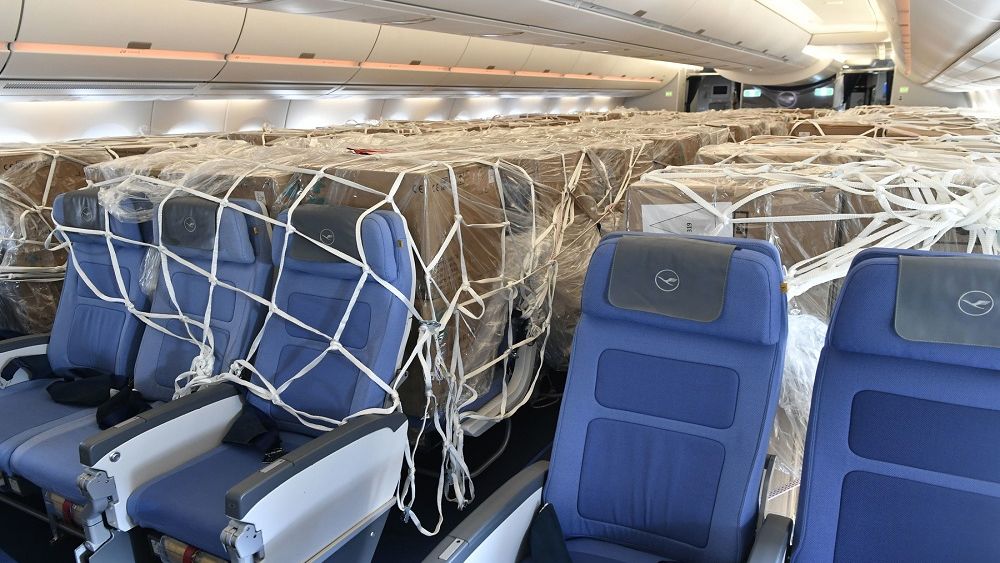 COVID-19 FOTO| Avioanele de pasageri au fost transformate în ”marfare” pentru transportul echipamentelor medicale de protecție