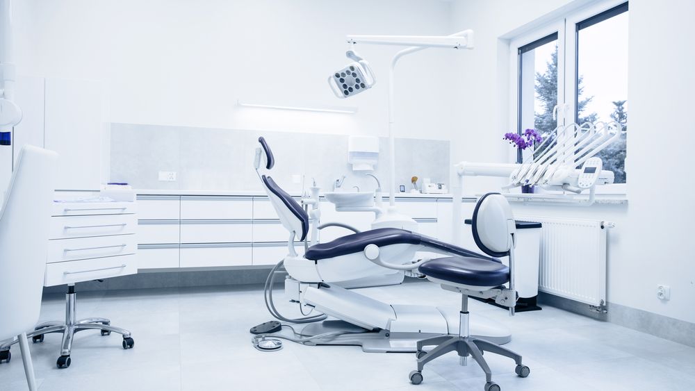 Dotările esențiale pentru un cabinet stomatologic: Aparate, mobilier și consumabile