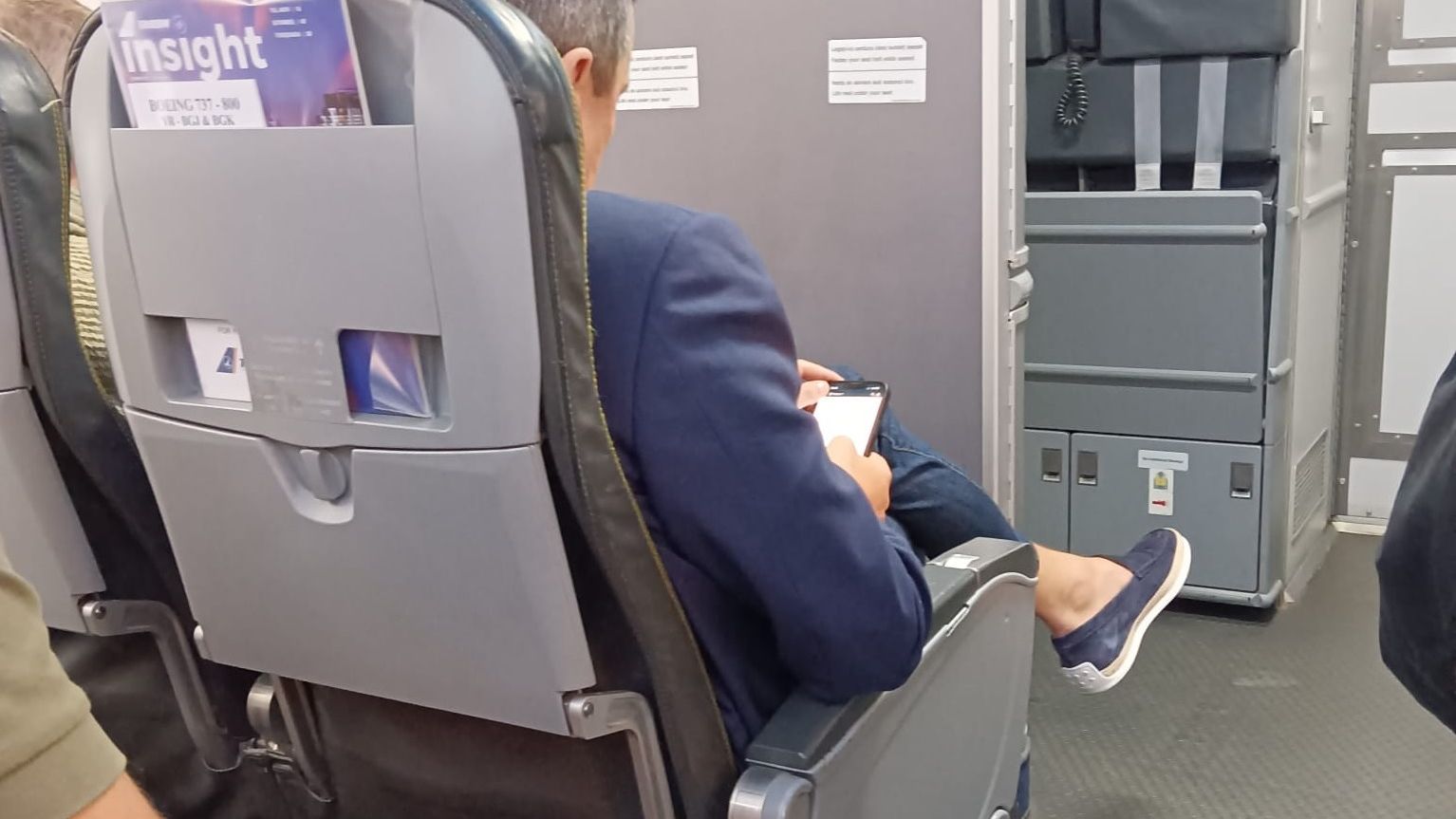 Cele mai enervante 7 lucruri pe care le poți face în avion. Aplaudatul la aterizare nu este pe listă