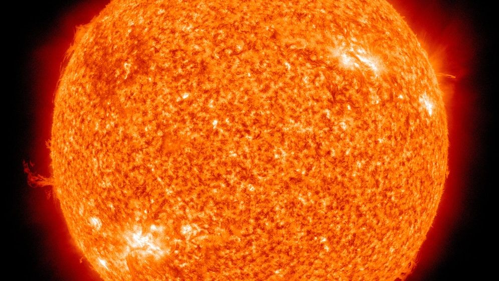 O furtună solară „canibală” se îndreaptă spre Pământ