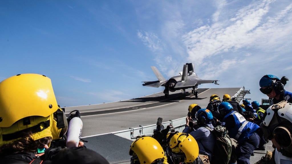 NATO își întărește apărarea pe flancul estic. Alianța trimite avioane și nave de luptă