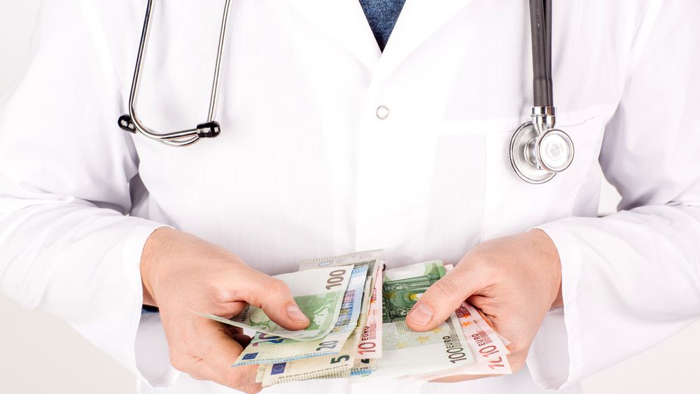 Ce salarii au castigat angajatii din sistemul de sanatate privat in 2018? Medicii din regiunea Moldovei, salarii cu 30% mai mari fata de cei din Capitala