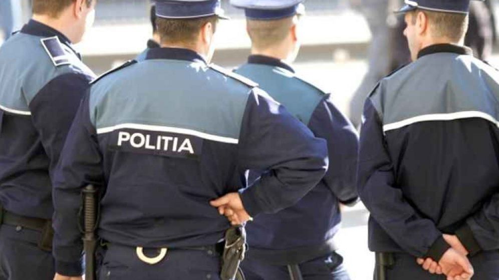 Zeci de oameni care petreceau pe o stradă din Arad au atacat forțele de ordine când li s-a cerut să intre în casă