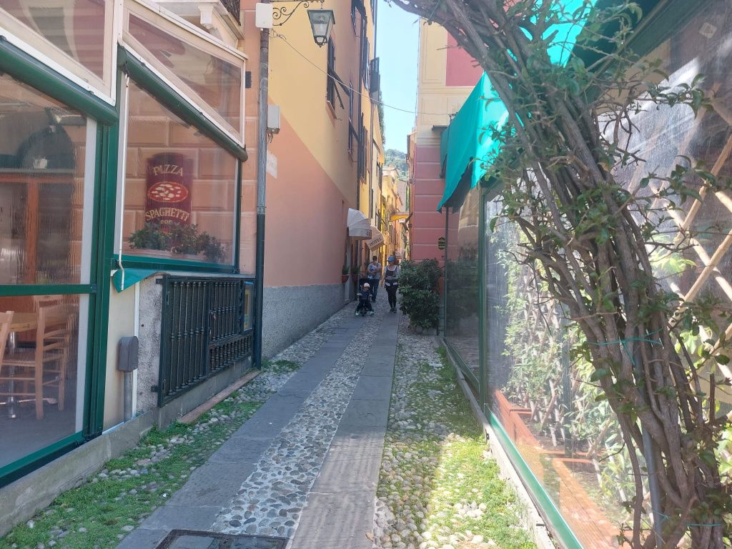 Vizită în Portofino: cum îți poți "žgăsi dragostea" pentru Riviera Italiană în orașul iu - Imagine 13