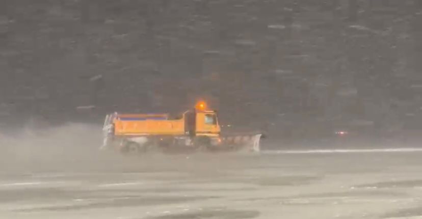 FOTO: Cum se desfășoară traficul pe aeroporturile din București în plină iarnă - Poza 1