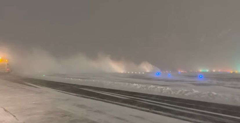 FOTO: Cum se desfășoară traficul pe aeroporturile din București în plină iarnă - Poza 4