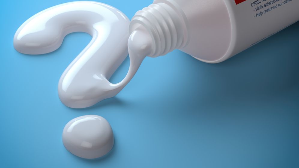 Pasta de dinți s-ar putea să nu mai fie albă. O substanță esențială, considerată nesigură