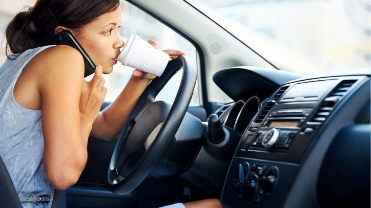 60% dintre soferii romani vorbesc la telefon fara handsfree
