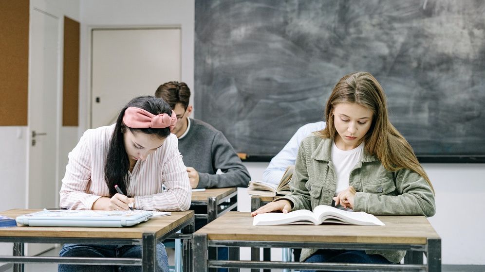 Studiu: Românii consideră că învățământul preuniversitar autohton nu merită nota de trecere