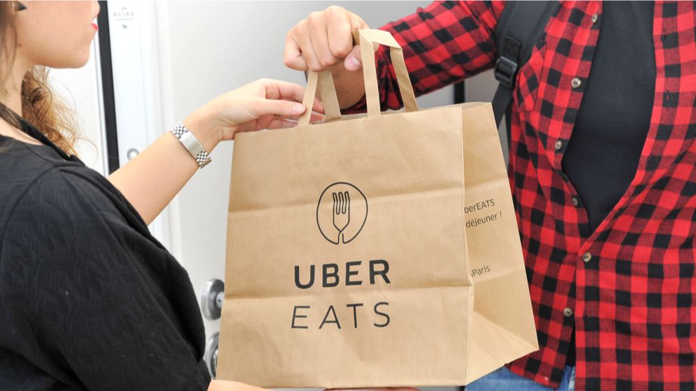 Adio comenzi de mâncare cu Uber în România. Uber Eats își încetează activitatea