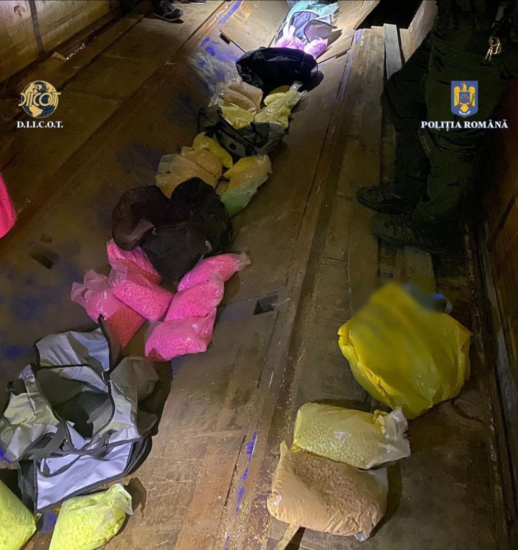 FOTO | D.I.I.C.O.T a prins o captură imensă: ecstasy în valoare de aproximativ 4 milioane de euro - Imagine 5