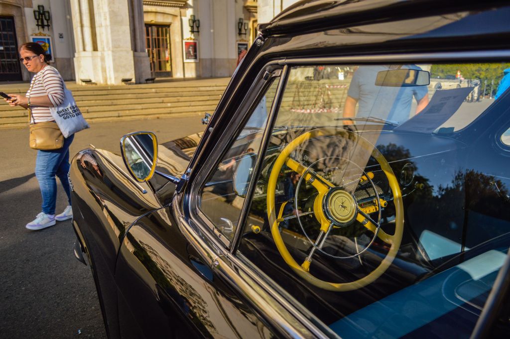 GALERIE FOTO | Mașinile comunismului au făcut baie de mulțime la Operă - Imagine 50