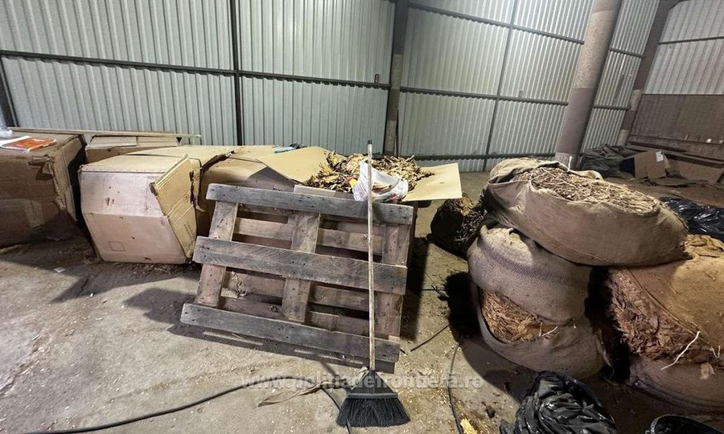 GALERIE FOTO | Cum arată fabricile ilegale de țigări din România. Produc sute de tone anual - Imagine 10